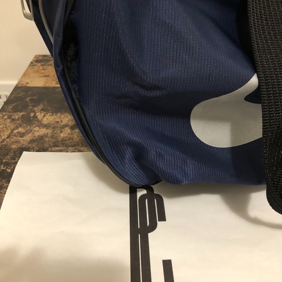 Nike Duffle Bag - Picture 6 of 7